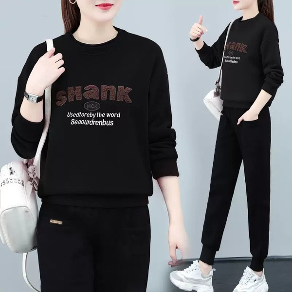 Női tréningruha hímzett felirattal és ovális nyakkivágással