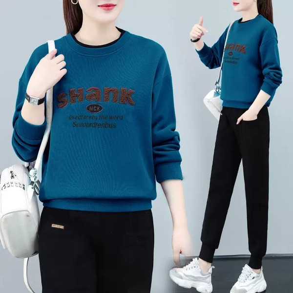 Női tréningruha hímzett felirattal és ovális nyakkivágással