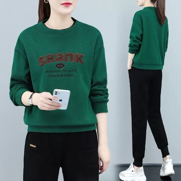 Női tréningruha hímzett felirattal és ovális nyakkivágással