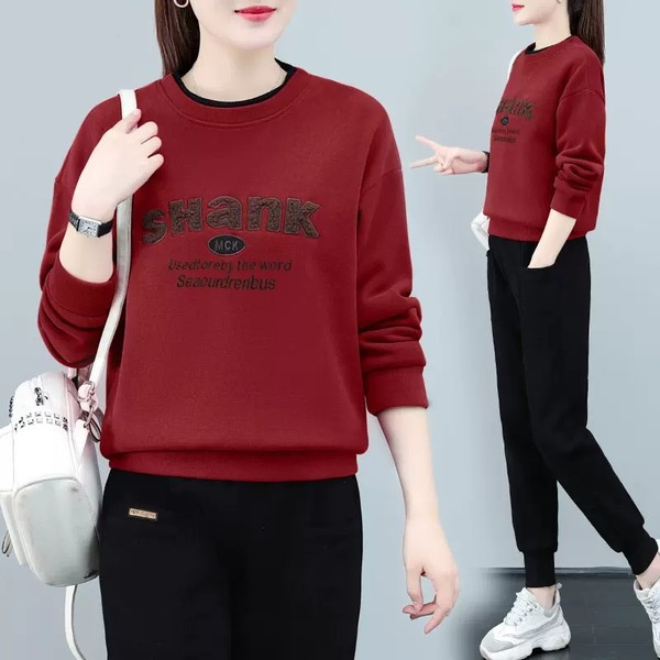 Női tréningruha hímzett felirattal és ovális nyakkivágással