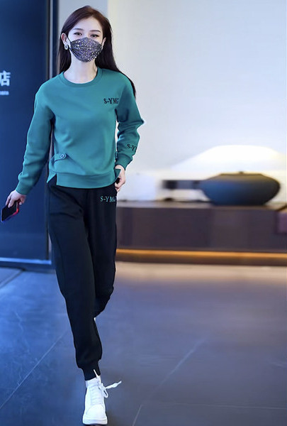 Sieviešu komanda ar kabatām dažādās krāsās