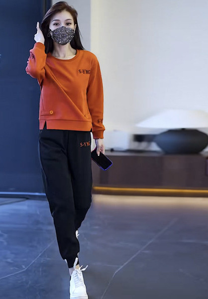 Sieviešu komanda ar kabatām dažādās krāsās