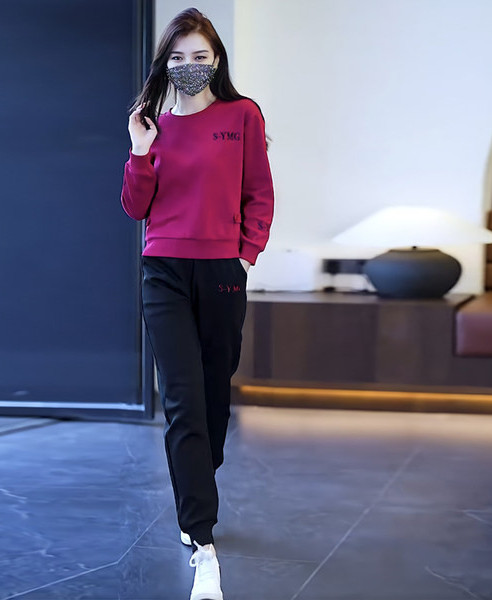 Sieviešu komanda ar kabatām dažādās krāsās