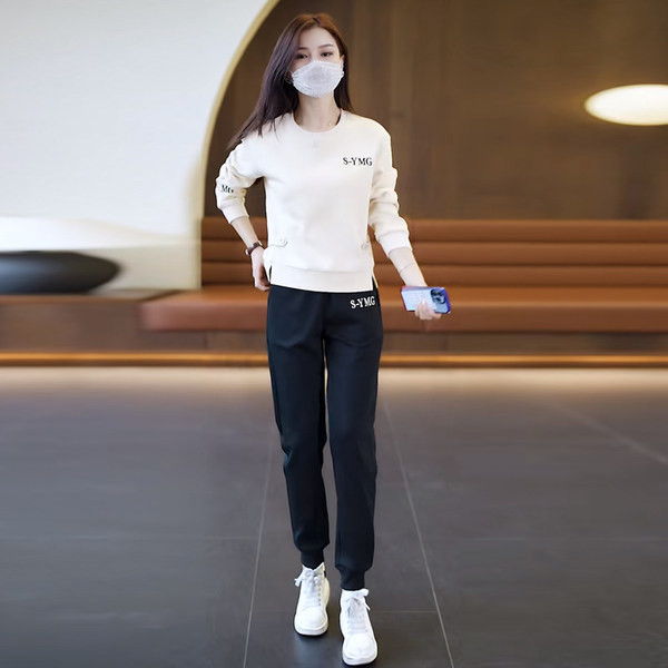 Sieviešu komanda ar kabatām dažādās krāsās