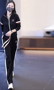 Sportisks sieviešu divdaļīgs ar rāvējslēdzēju un saitēm