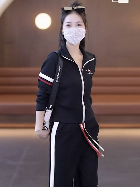 Sportisks sieviešu divdaļīgs ar rāvējslēdzēju un saitēm