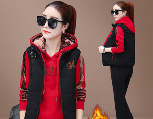 Moteriškas sportiškas trijų dalių komplektas su siuvinėjimu ir gobtuvu