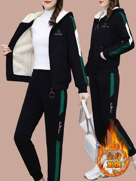 Γυναικεία φόρμα με κουκούλα και γράμματα