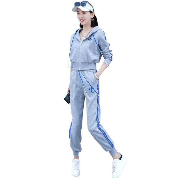 Sieviešu treniņtērps ar kapuci ar mežģīnēm