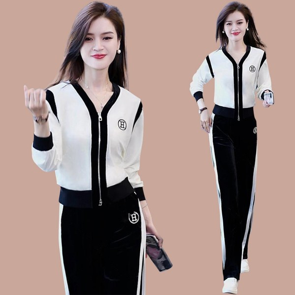 Sportski ženski dvodijelni komplet s dubokim izrezom i kopčanjem na patentni zatvarač