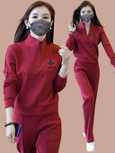 Sportisks divdaļīgs komplekts ar rāvējslēdzēja augšdaļu un izšuvumu un apakšā ar kabatu