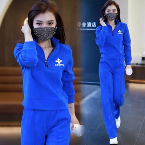 Sportisks divdaļīgs komplekts ar rāvējslēdzēja augšdaļu un izšuvumu un apakšā ar kabatu