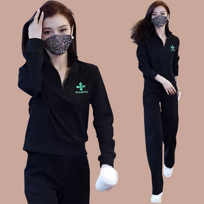 Sportisks divdaļīgs komplekts ar rāvējslēdzēja augšdaļu un izšuvumu un apakšā ar kabatu