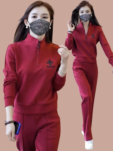 Sportisks divdaļīgs komplekts ar rāvējslēdzēja augšdaļu un izšuvumu un apakšā ar kabatu