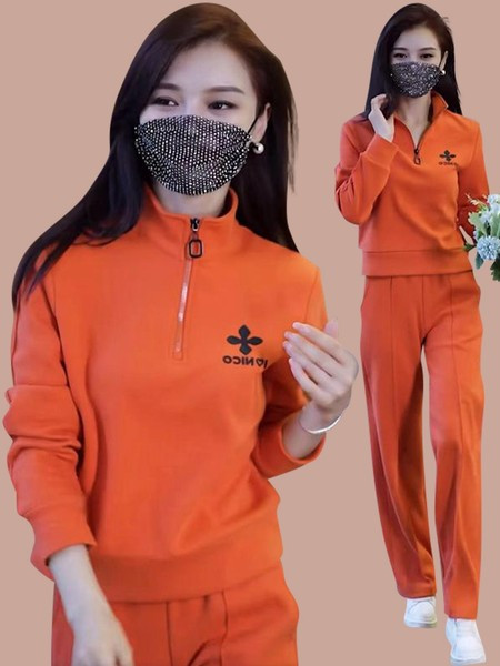 Sportisks divdaļīgs komplekts ar rāvējslēdzēja augšdaļu un izšuvumu un apakšā ar kabatu