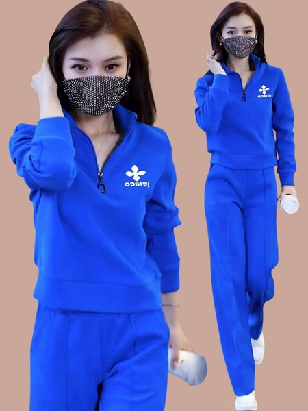 Sportisks divdaļīgs komplekts ar rāvējslēdzēja augšdaļu un izšuvumu un apakšā ar kabatu