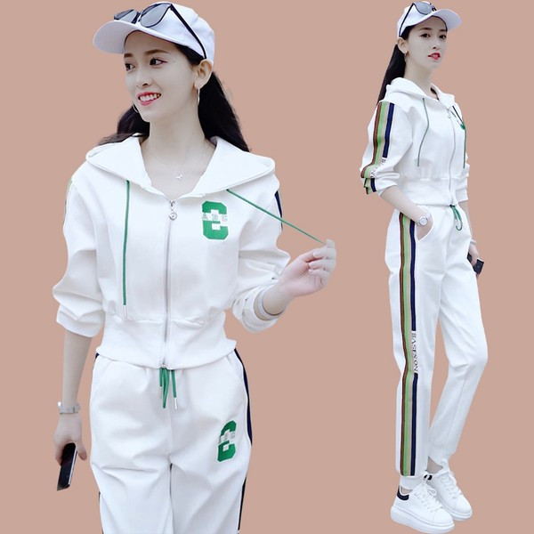 Modes divdaļīgs sporta tērps ar kapuci un mežģīnēm