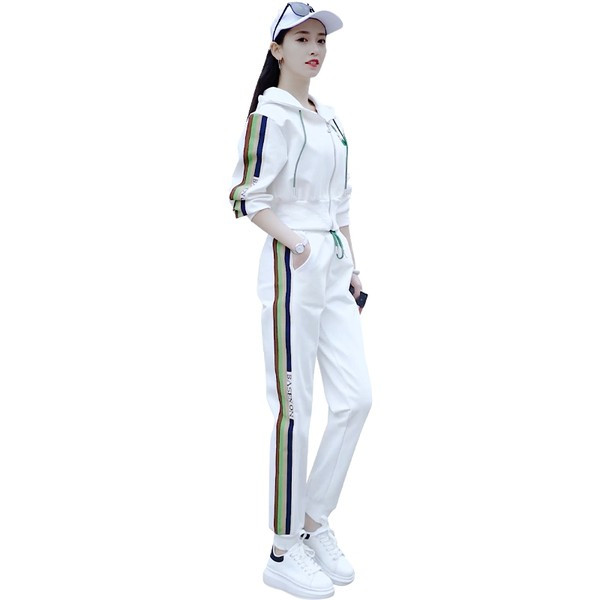 Modes divdaļīgs sporta tērps ar kapuci un mežģīnēm