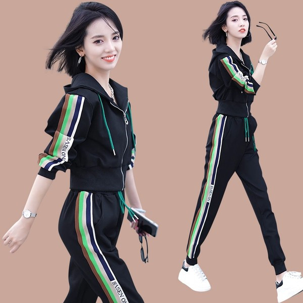 Modes divdaļīgs sporta tērps ar kapuci un mežģīnēm