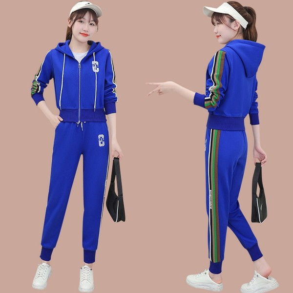 Modes divdaļīgs sporta tērps ar kapuci un mežģīnēm