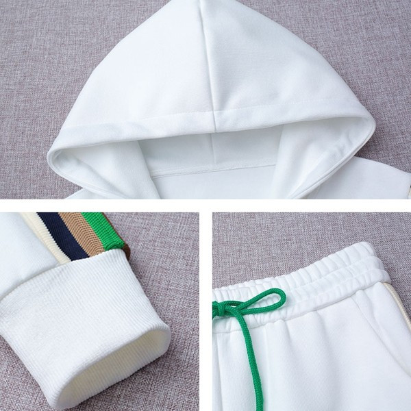 Modes divdaļīgs sporta tērps ar kapuci un mežģīnēm