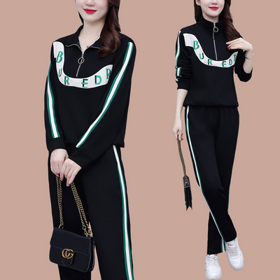 Sieviešu sporta komanda ar uzrakstu