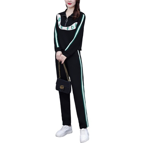 Sieviešu sporta komanda ar uzrakstu