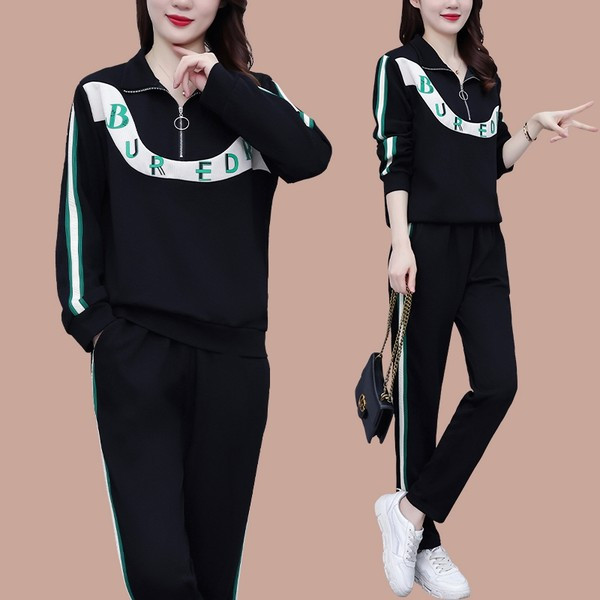 Sieviešu sporta komanda ar uzrakstu