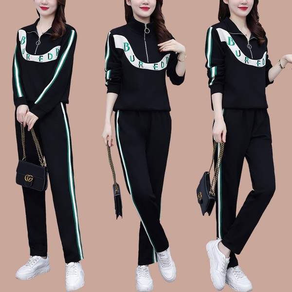 Sieviešu sporta komanda ar uzrakstu