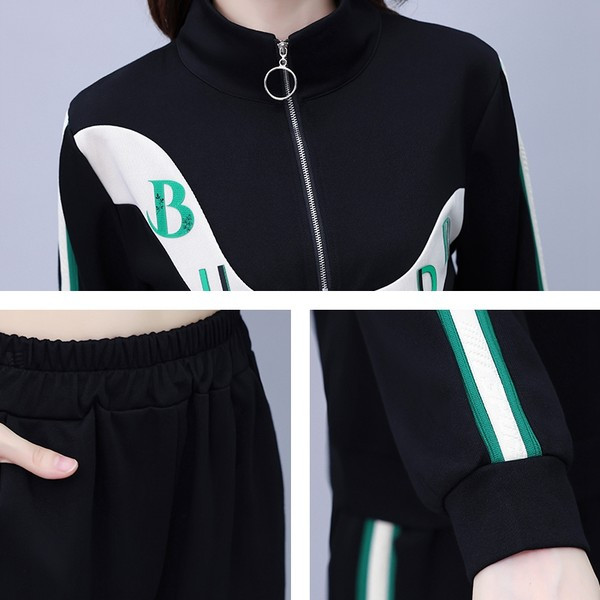 Sieviešu sporta komanda ar uzrakstu