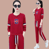 Sportisks divdaļīgs komplekts ar ovālu kakla izgriezumu un izšūtiem uzrakstiem