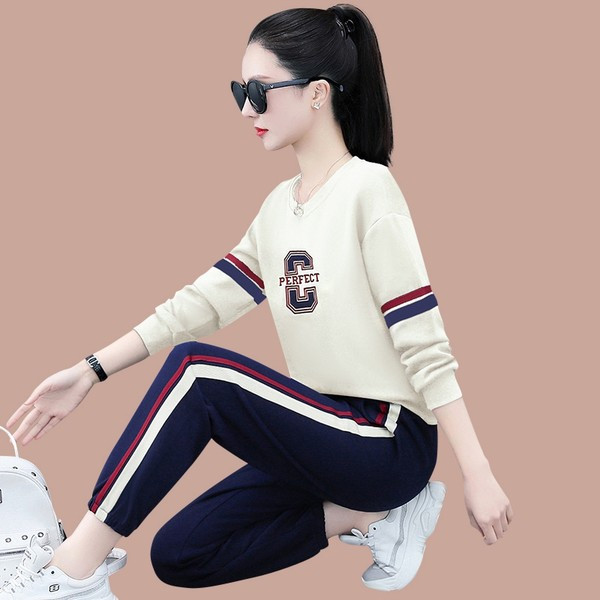 Sportisks divdaļīgs komplekts ar ovālu kakla izgriezumu un izšūtiem uzrakstiem