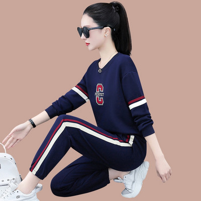 Kétrészes női alkalmi szett ovális nyakkivágással és felirattal