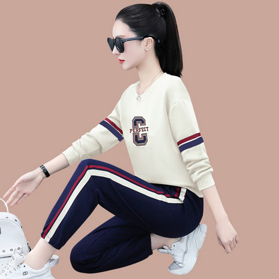 Kétrészes női alkalmi szett ovális nyakkivágással és felirattal