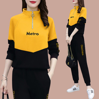 Kétrészes női alkalmi szett ovális nyakkivágással és felirattal