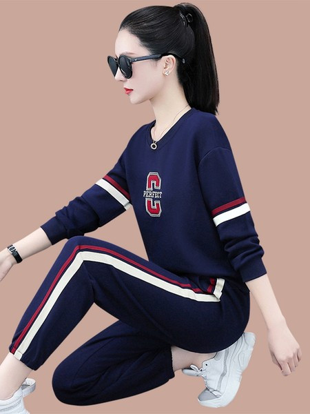 Kétrészes női alkalmi szett ovális nyakkivágással és felirattal