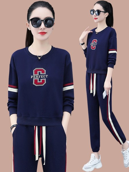 Kétrészes női alkalmi szett ovális nyakkivágással és felirattal