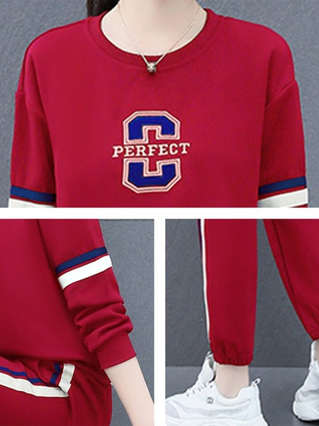 Kétrészes női alkalmi szett ovális nyakkivágással és felirattal