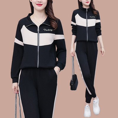 Ikdienas apģērbs ar uzrakstu