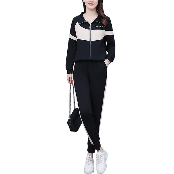 Ikdienas apģērbs ar uzrakstu