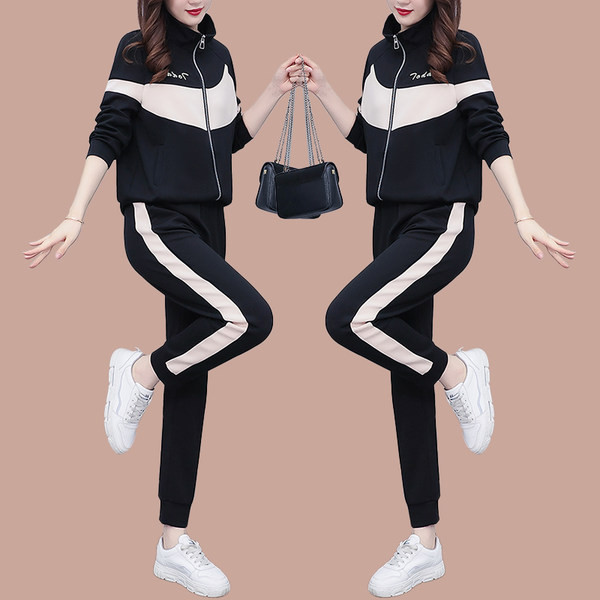 Ikdienas apģērbs ar uzrakstu