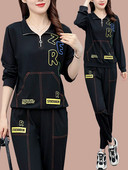 Sieviešu sporta komanda ar burtiem