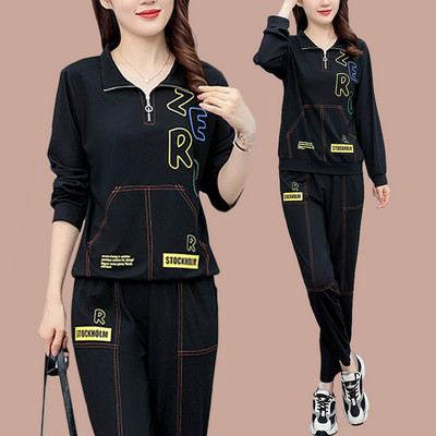 Sieviešu sporta komanda ar burtiem