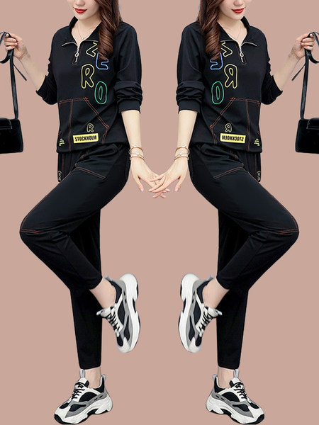 Sieviešu sporta komanda ar burtiem