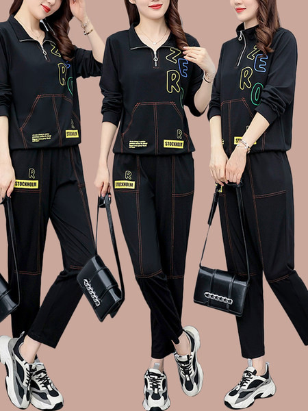 Sieviešu sporta komanda ar burtiem