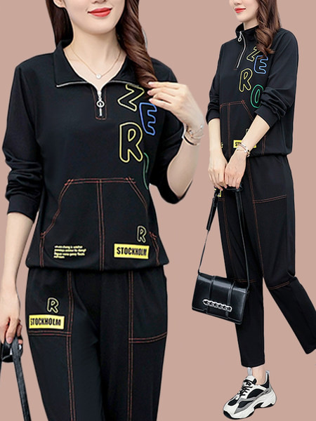 Sieviešu sporta komanda ar burtiem