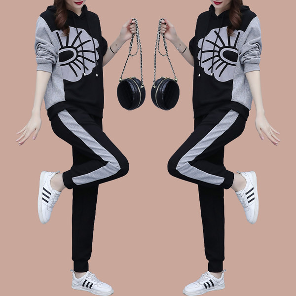 Γυναικείο αθλητικό σετ σε δύο μέρη  με στάμπα και κουκούλα