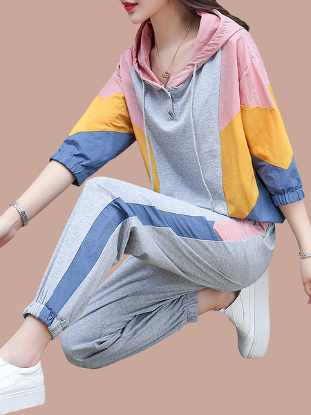 Γυναικείο μοντέρνο σετ  με κουκούλα και κορδόνια