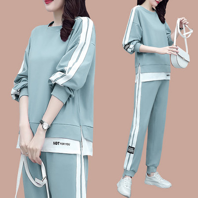 Sieviešu komanda ar trīskrāsu caurulēm