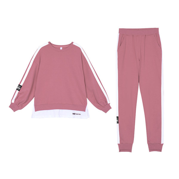 Sieviešu komanda ar trīskrāsu caurulēm